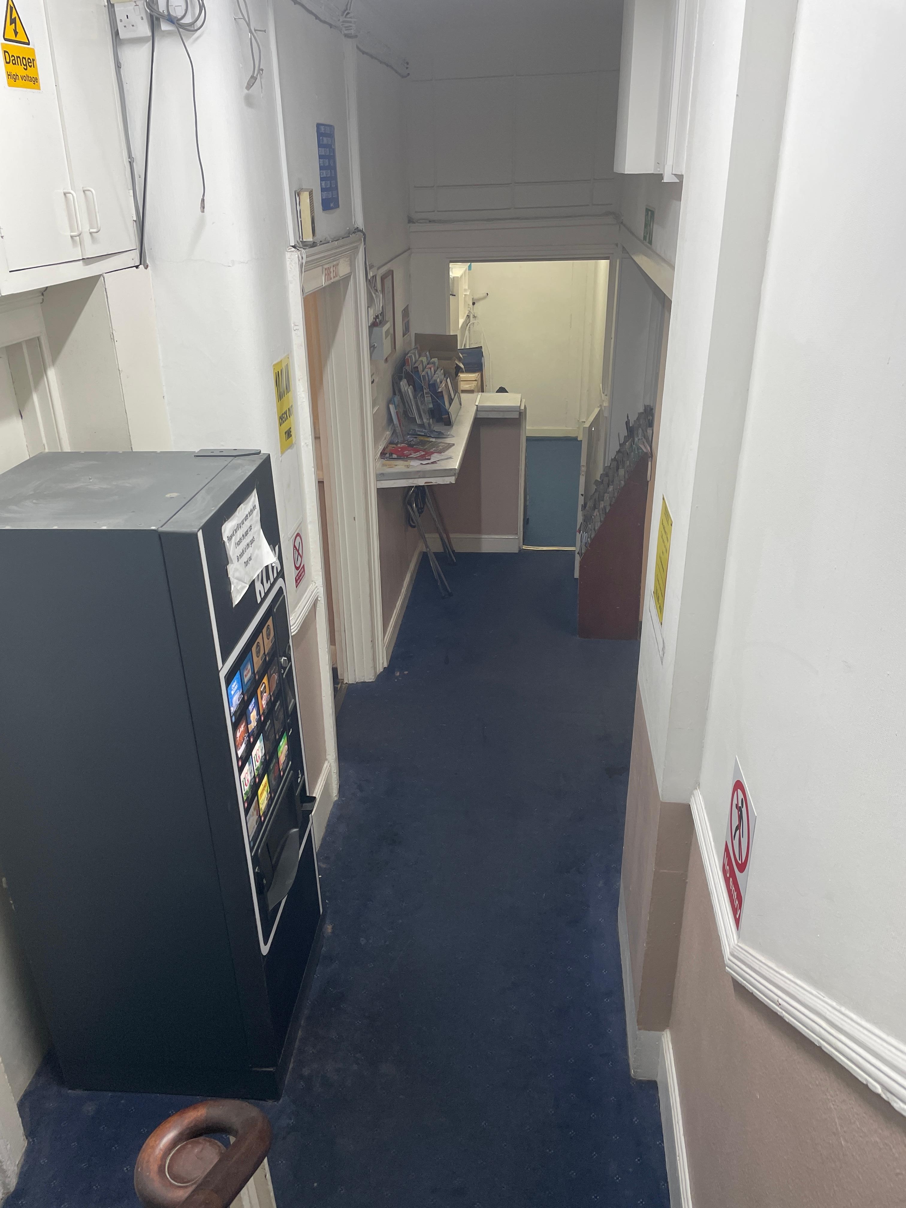 このマシーンの飲み物は無料です。ただ、早めに取らないと無いです。