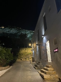 Inngangen til hotellet om kvelden med den opplyste borgen i bakgrunnen