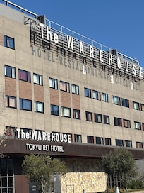 Front of hotel with name show