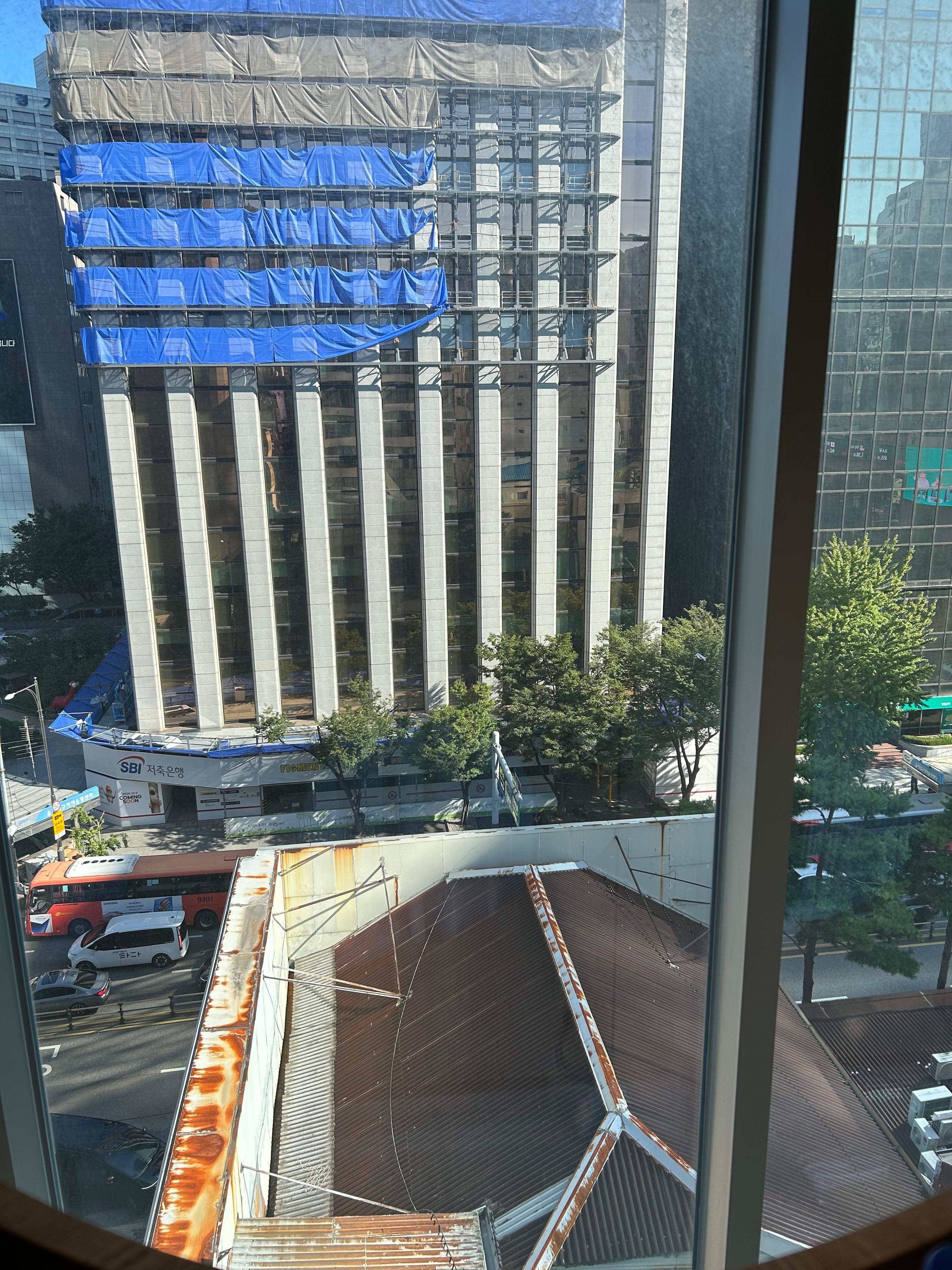 カプセル内の窓からの景色