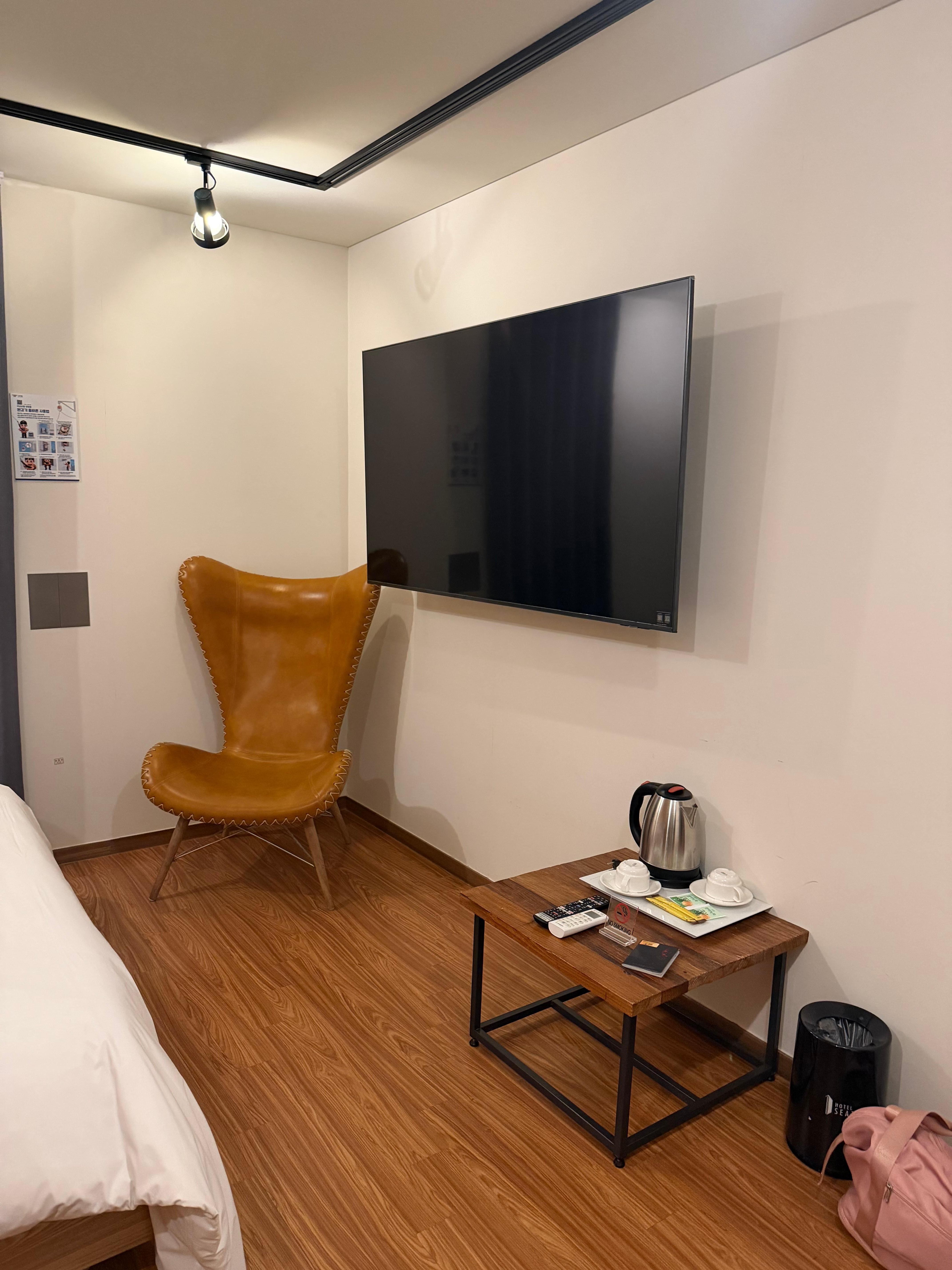 Netflix, Disney and YouTube available