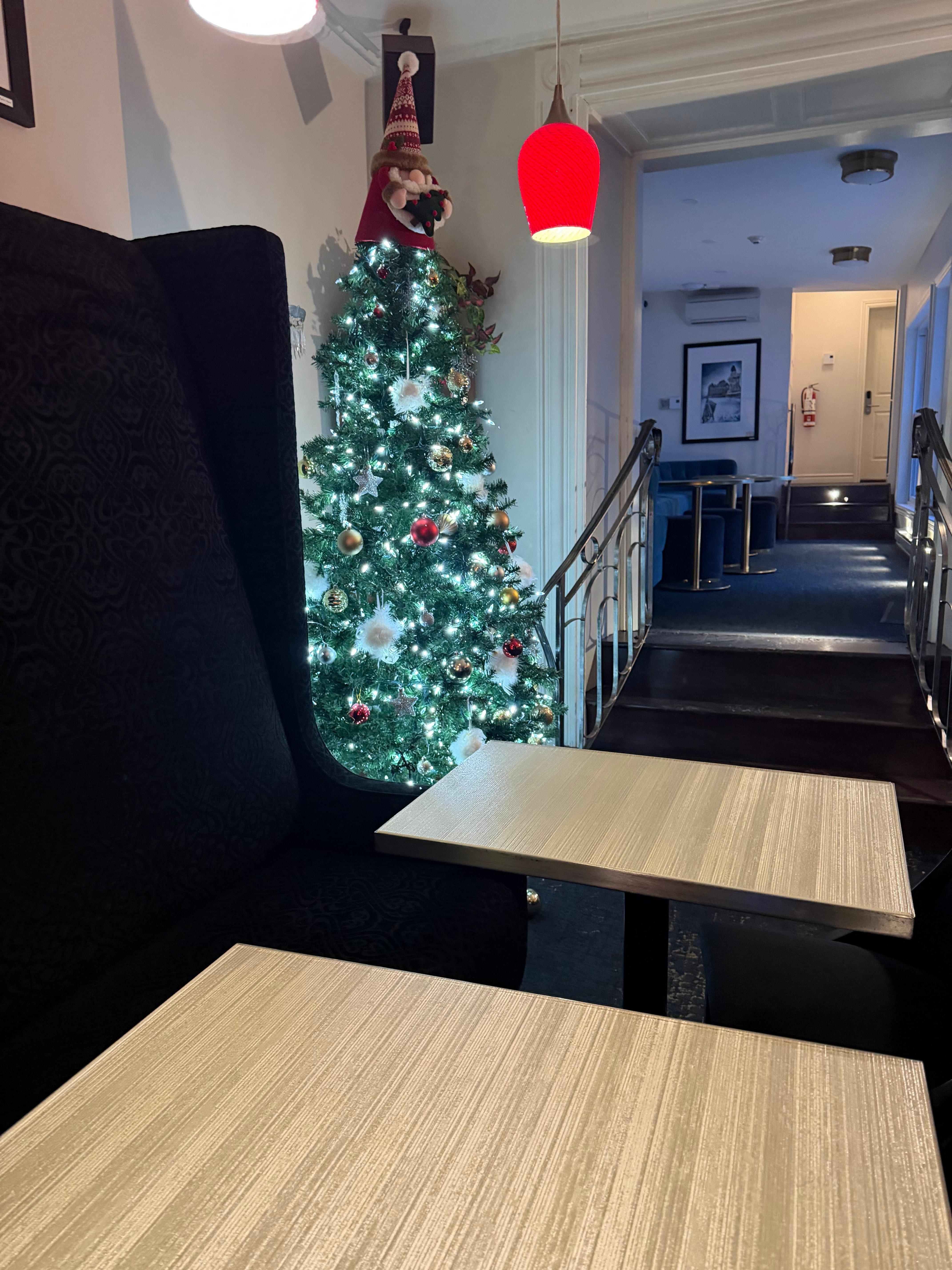 Vista del salón comedor donde sirven el desayuno (solo croissant, frutas, corn flake, cafe, jugo, agua, yogurt plain y queso, tostada)