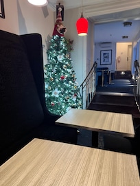 Vista del salón comedor donde sirven el desayuno (solo croissant, frutas, corn flake, cafe, jugo, agua, yogurt plain y queso, tostada)