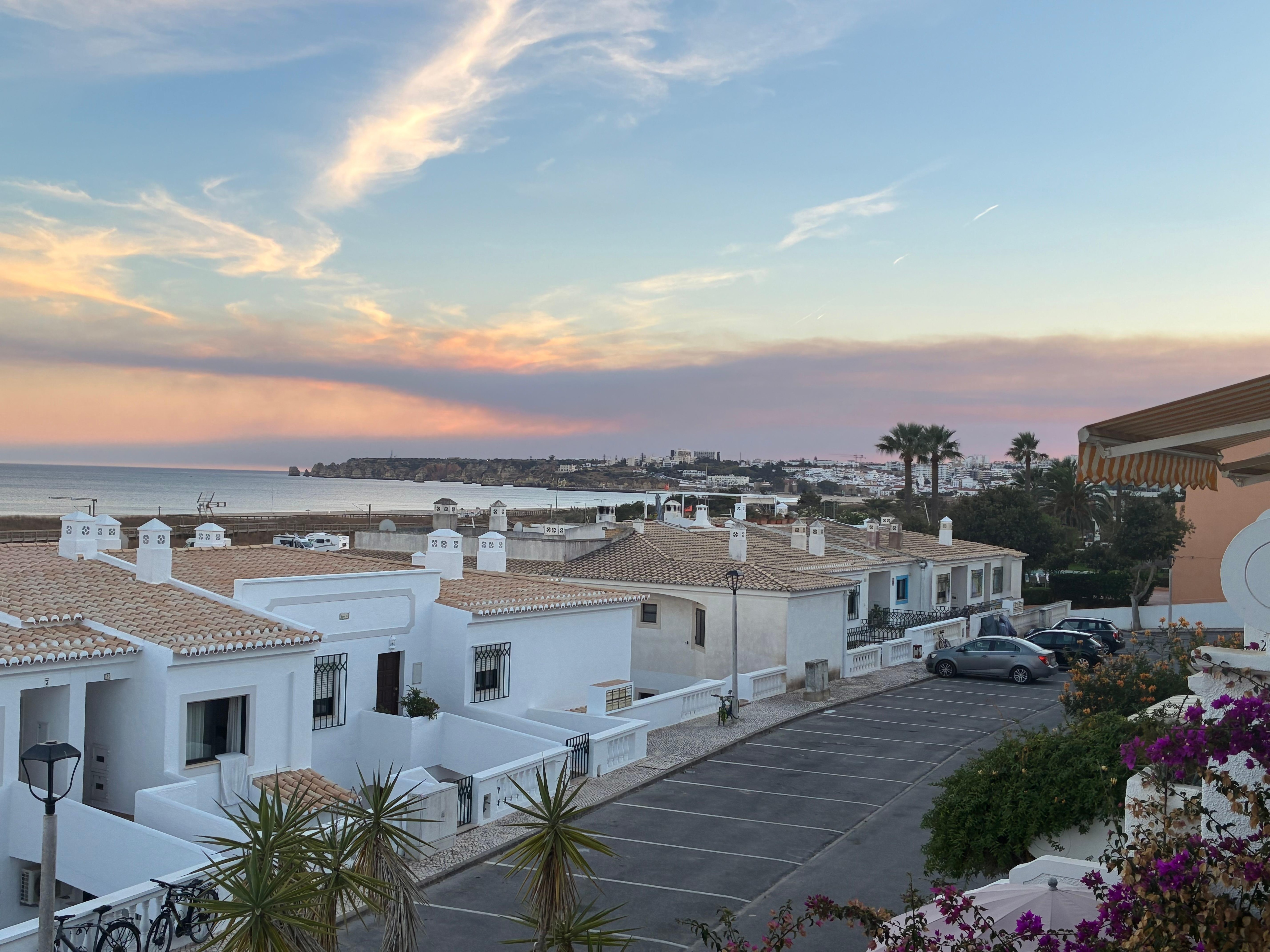 Blick vom oberen Balkon über das Wohnviertel.