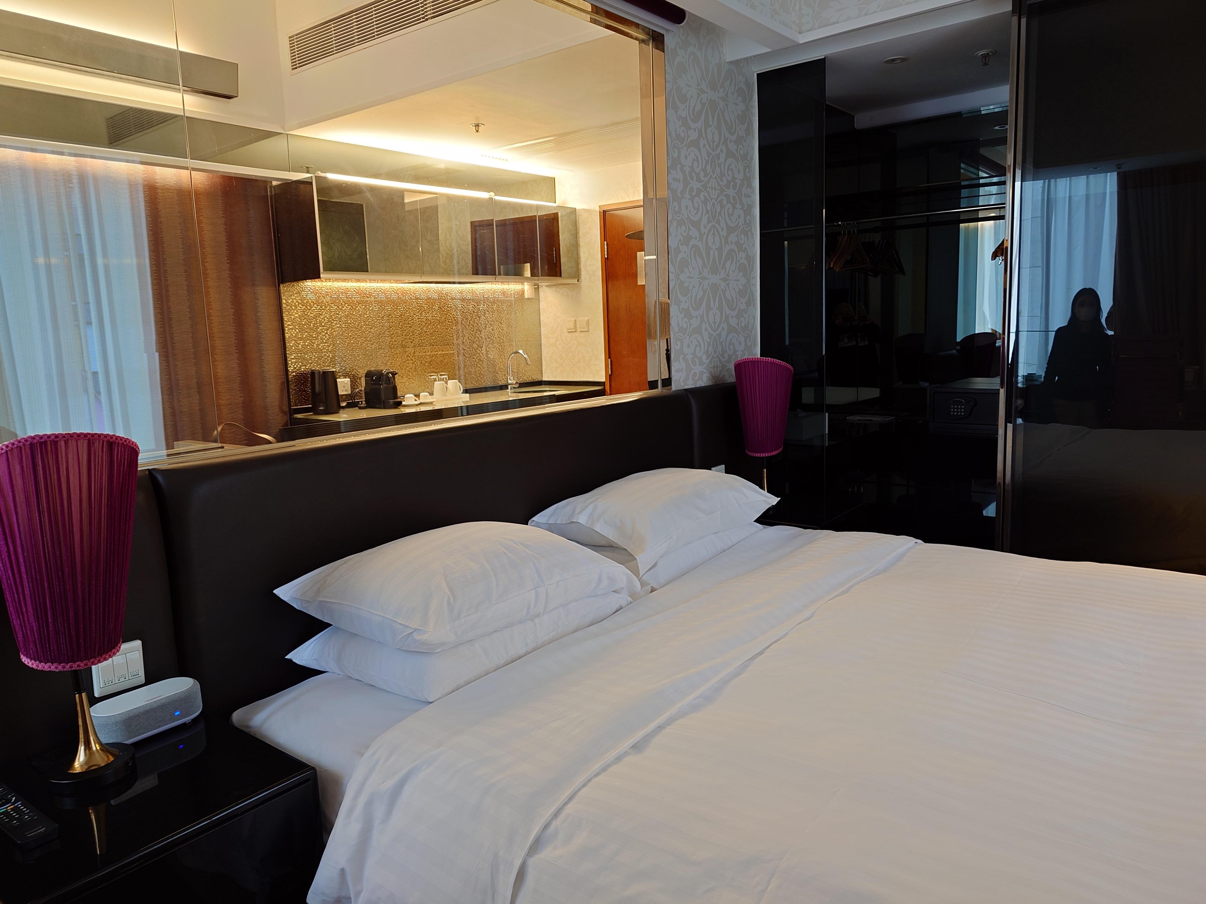 ベッドルームとの境はガラス張りですが、ブラインドがあります。　また、ベッドルーム奥にクローゼットとバスルームがあります。