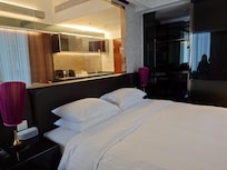 ベッドルームとの境はガラス張りですが、ブラインドがあります。 また、ベッドルーム奥にクローゼットとバスルームがあります。