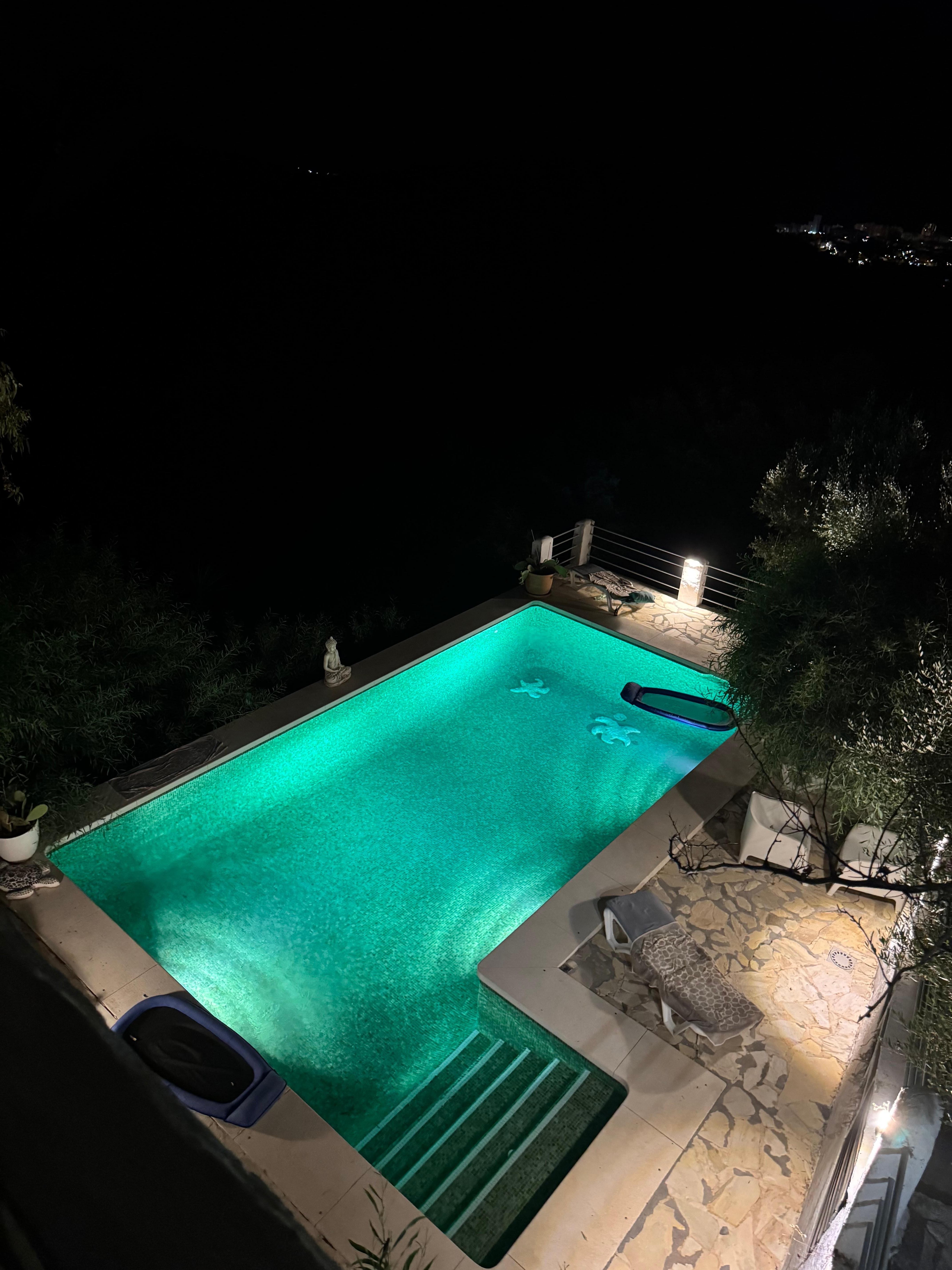 Pool bei Nacht.