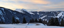 Vu du chalet au petit matin aprĂšs une petite chute de neige