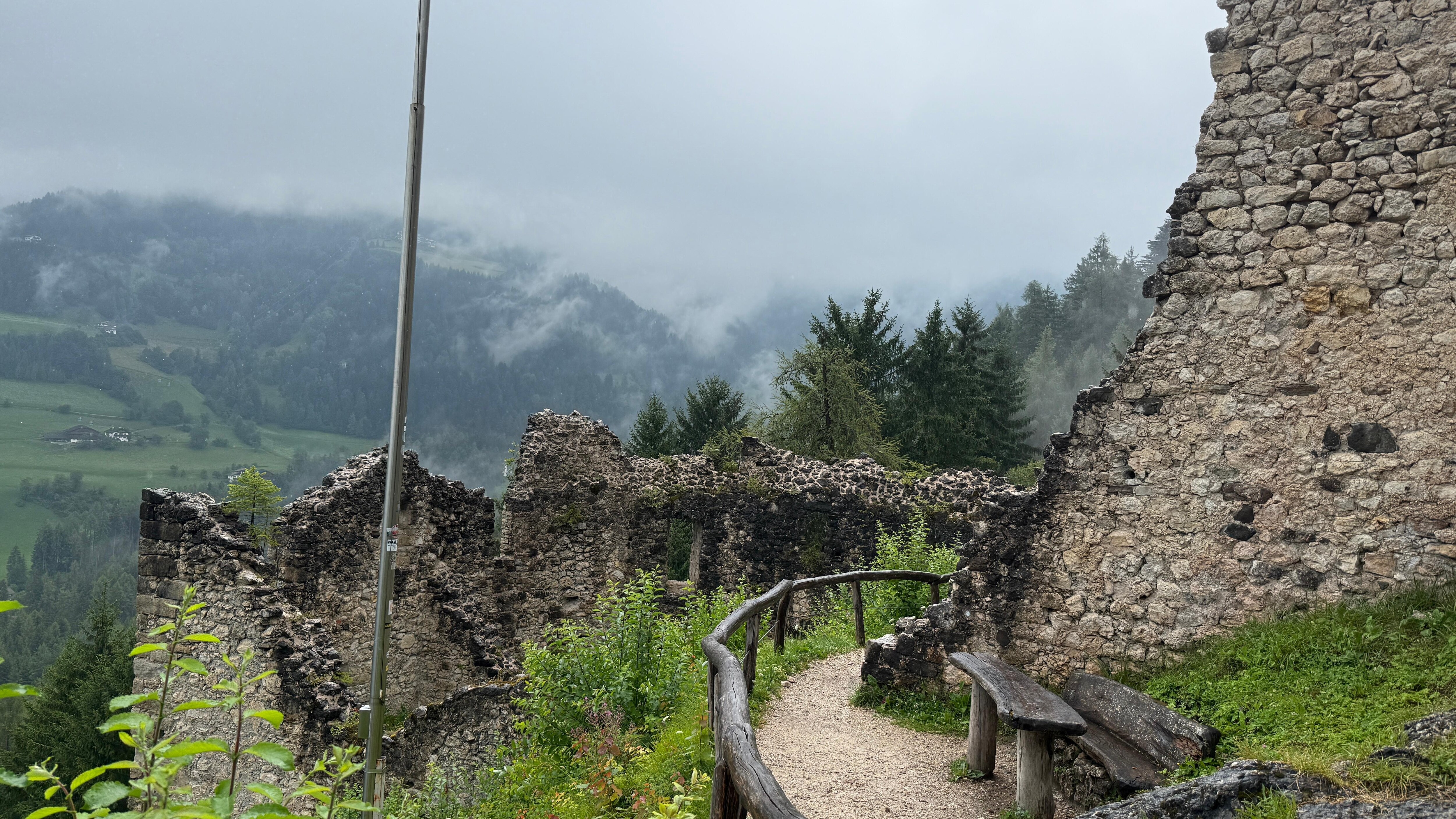 Borgruin på vandrerute bag hotellet