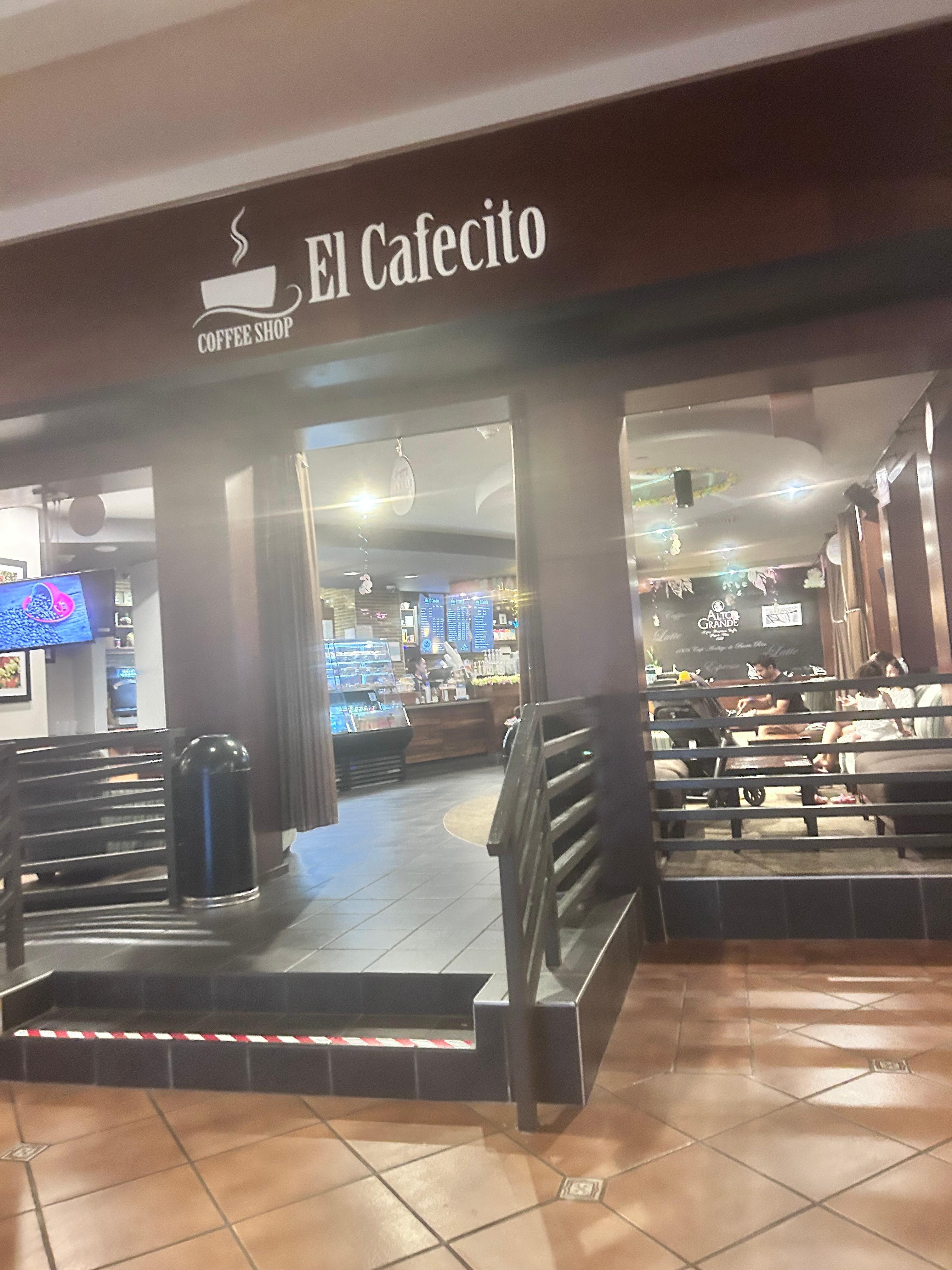 Several boutique shops, ice cream, gelato, and a coffee shop. The coffee was very good!