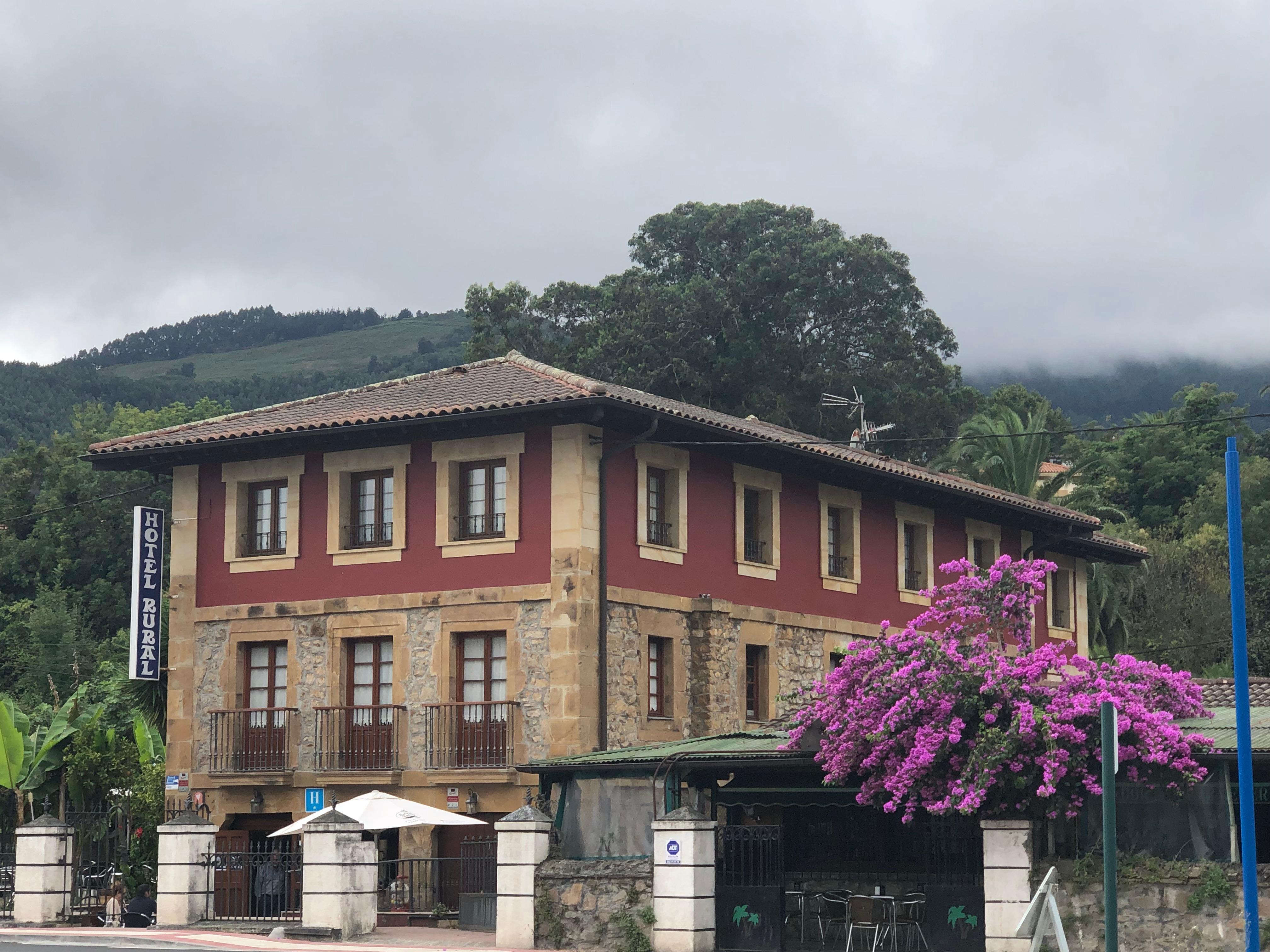 Chambres au dernier étage, bar au rez-de-chaussée 