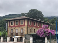 Chambres au dernier étage, bar au rez-de-chaussée