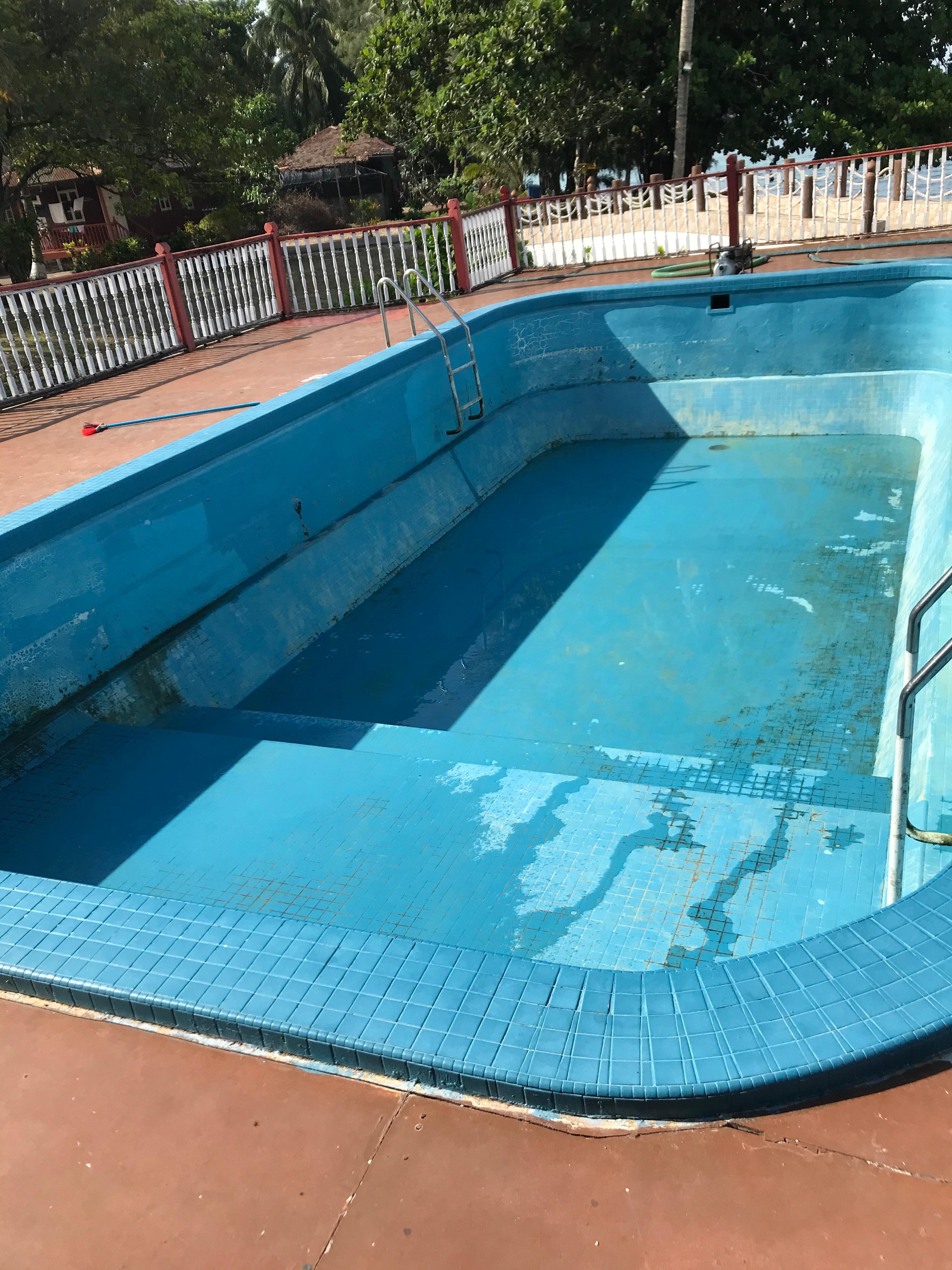 Pool with no water, very bad condition