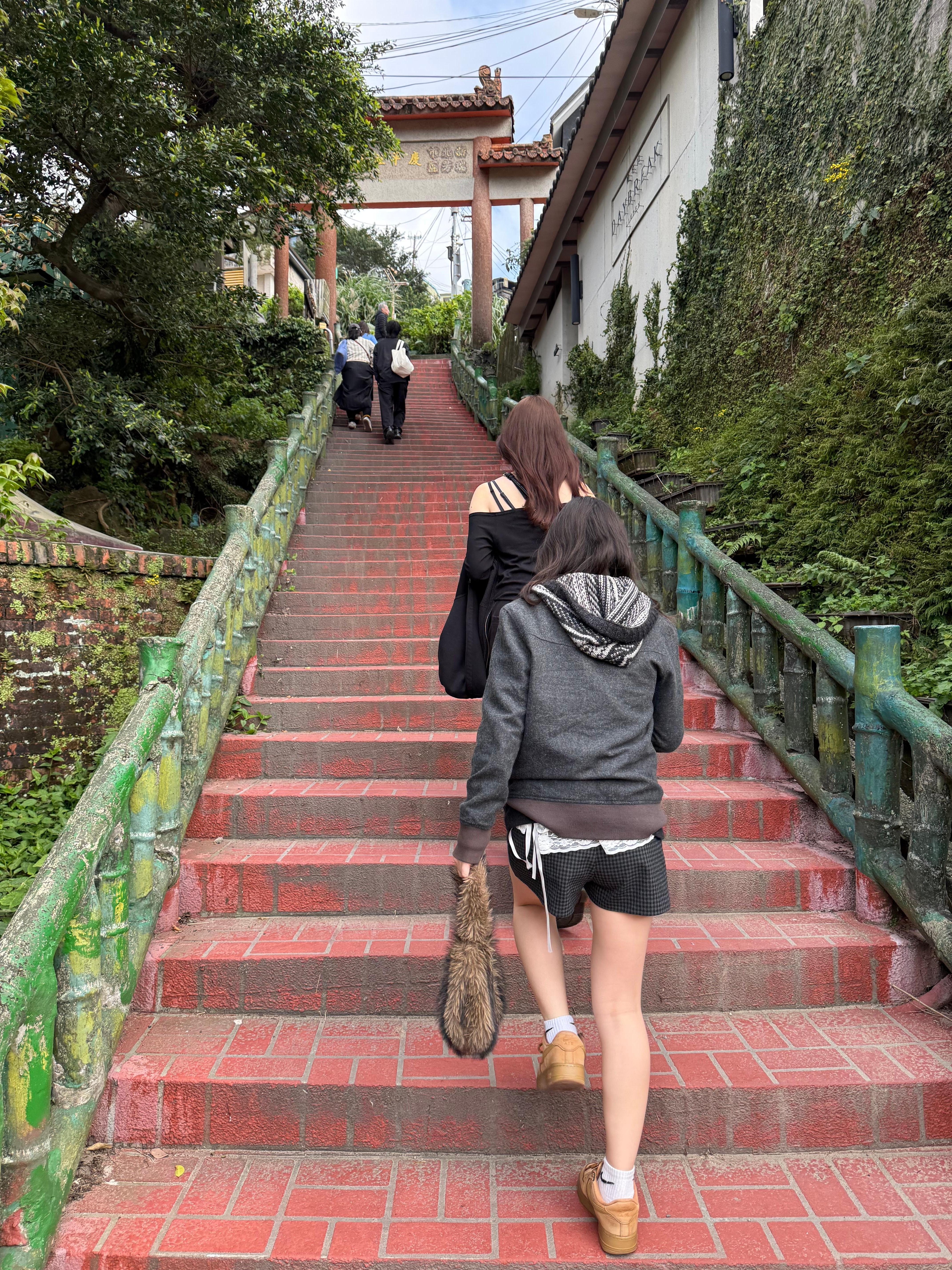 宿出てすぐの階段を登って行くと九份老街
