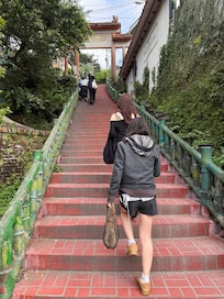 宿出てすぐの階段を登って行くと九份老街