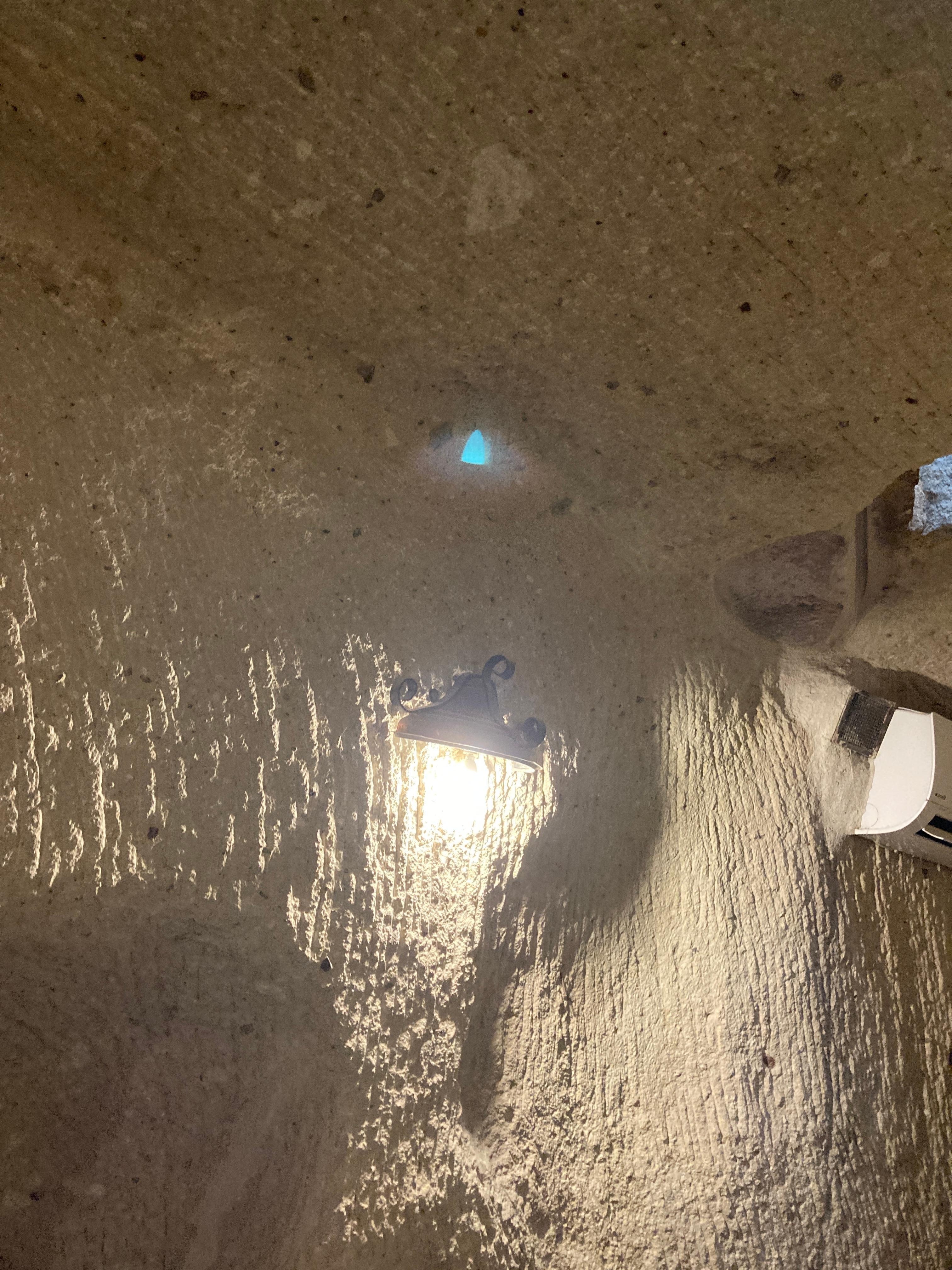 壁は自然の洞窟