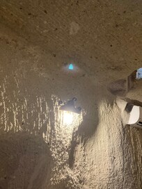 壁は自然の洞窟