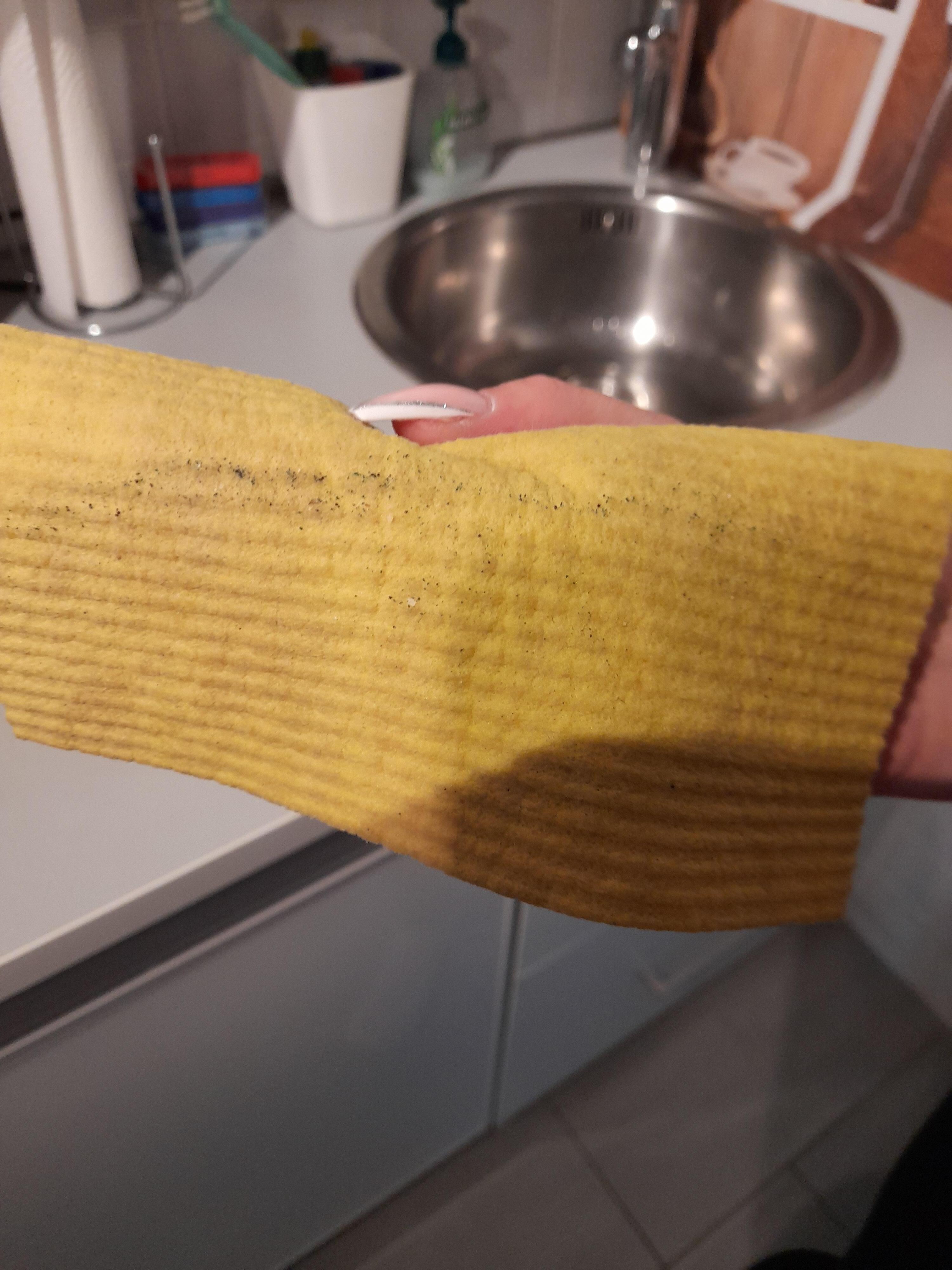 Einmal über die Arbeitsplatte gewischt, so sieht dann der Lappen aus