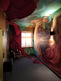 Nice and different decoration of the hallway - nice.