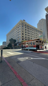 Cruce de tranvía por el frente y lado del hotel