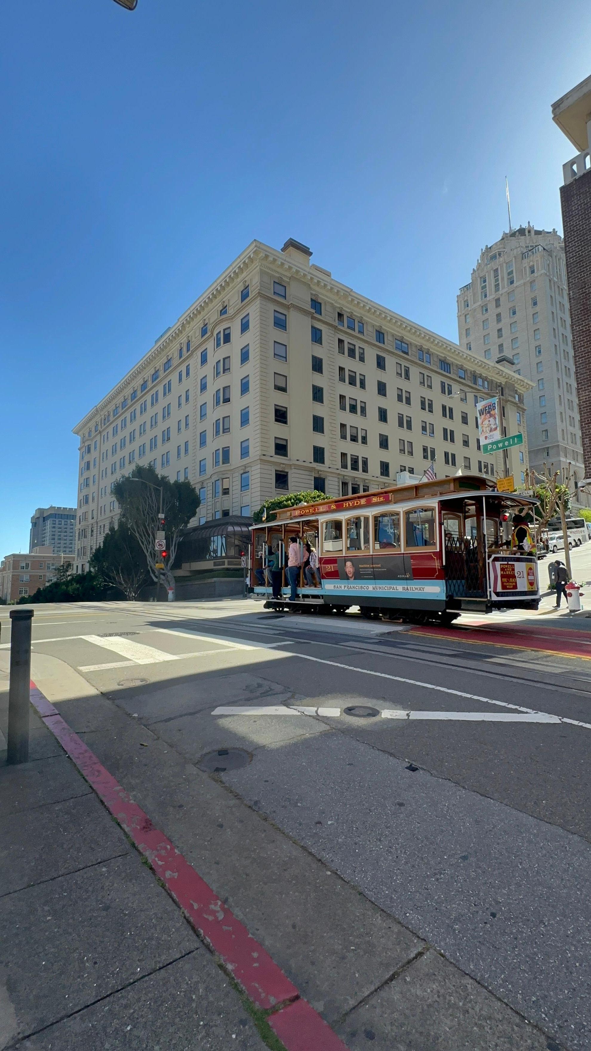 Cruce de tranvía por el frente y lado del hotel