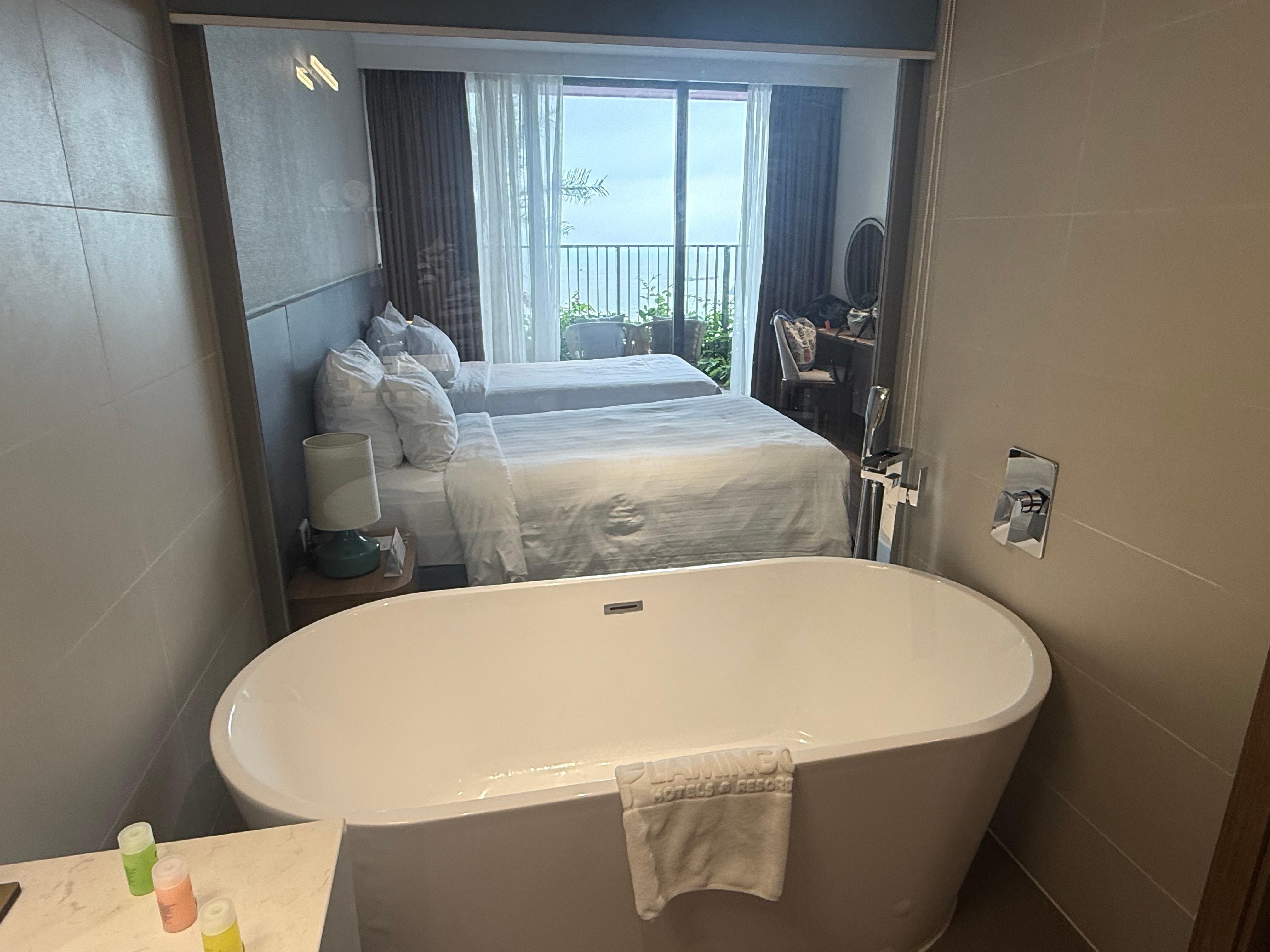 ガラスで仕切られてカッコいいバスルームですが床がびしょ濡れになる構造。