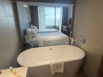 ガラスで仕切られてカッコいいバスルームですが床がびしょ濡れになる構造。