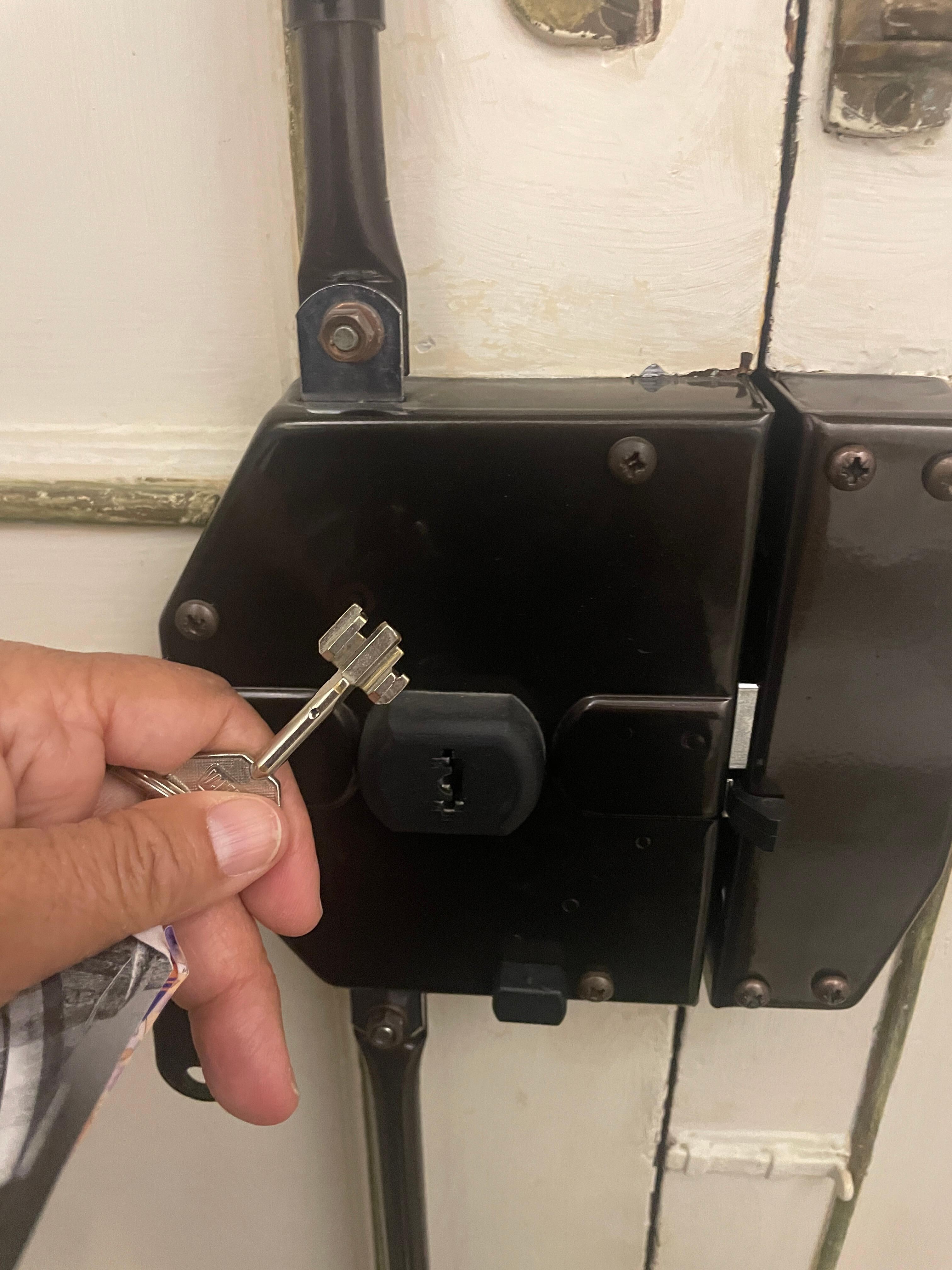 Deadbolt to get in from hall from outside 