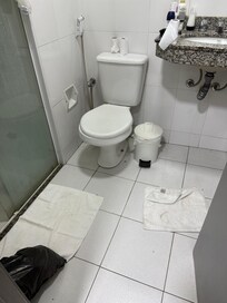 O lixo não foi retirado. Nós que fazíamos a retirada.