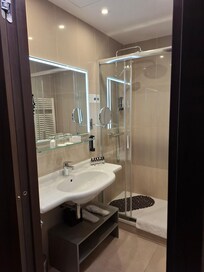 4 piece suite, very powerful shower. Nice.