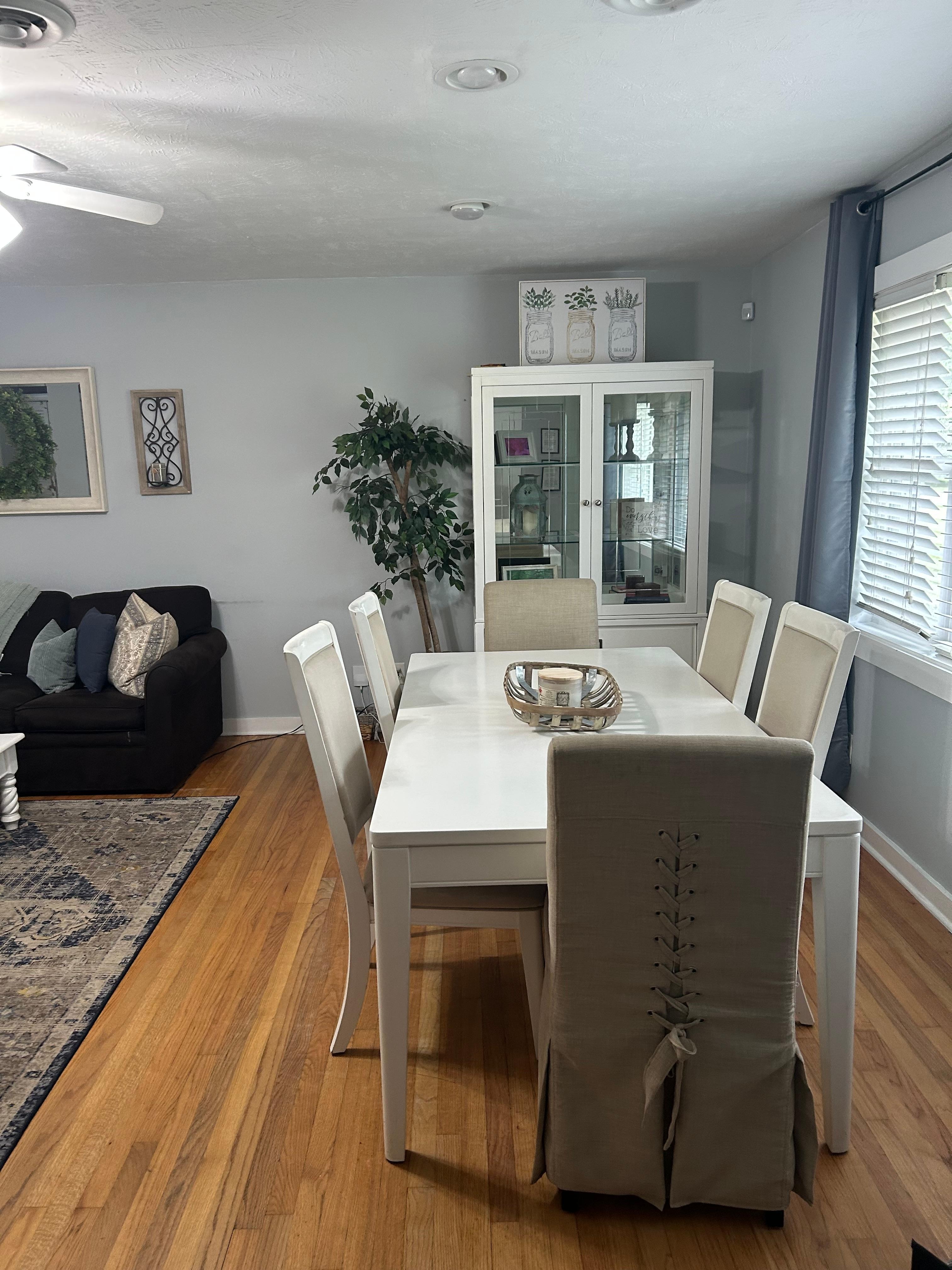 Dining area when you walk in