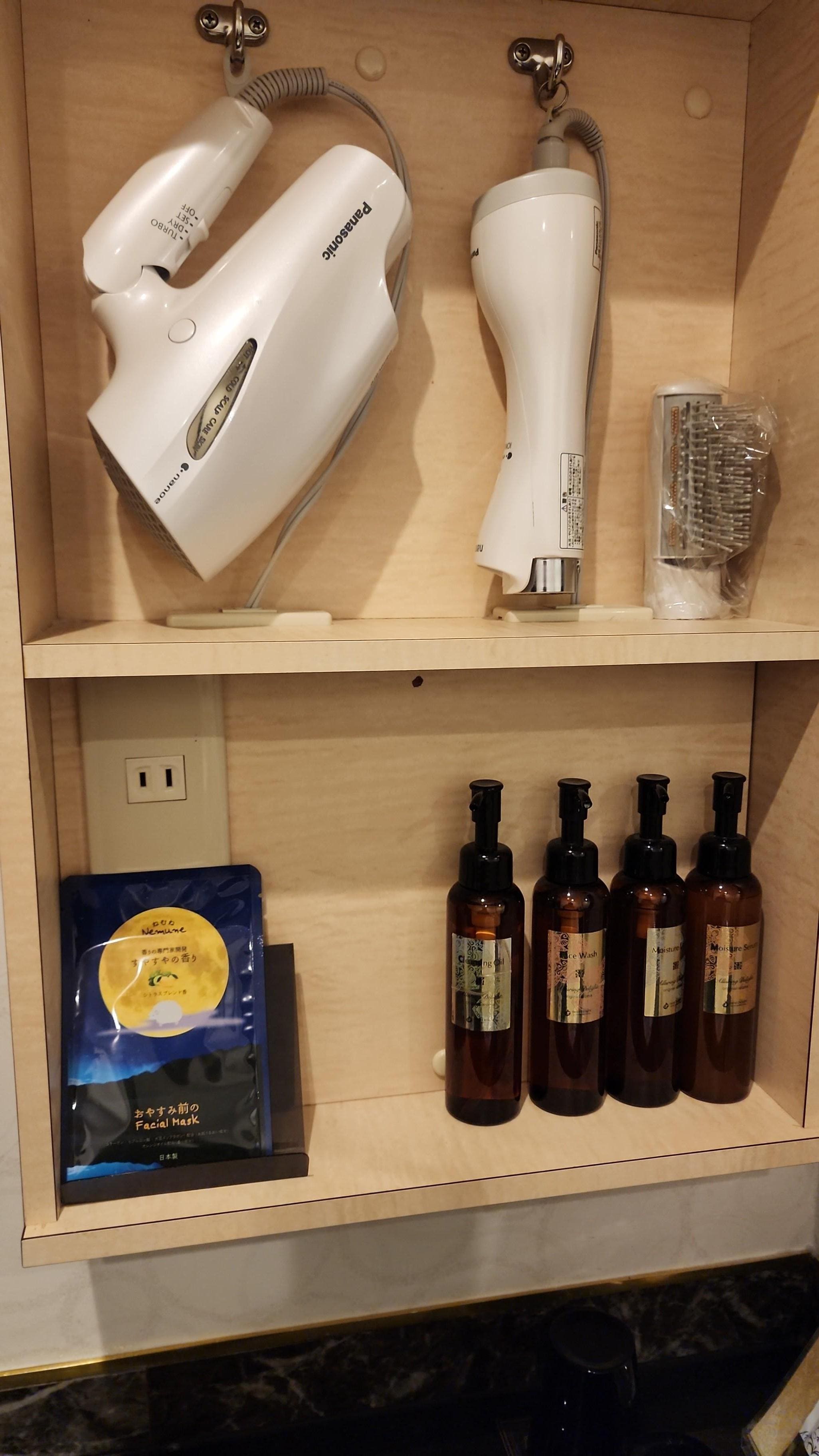 Secadora y peine para estilizado,mascarilla facial y productos para el cuidado de la cara, aceite para desmaquillar, jabón facial, serum y crema hidratante 