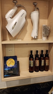 Secadora y peine para estilizado,mascarilla facial y productos para el cuidado de la cara, aceite para desmaquillar, jabón facial, serum y crema hidratante