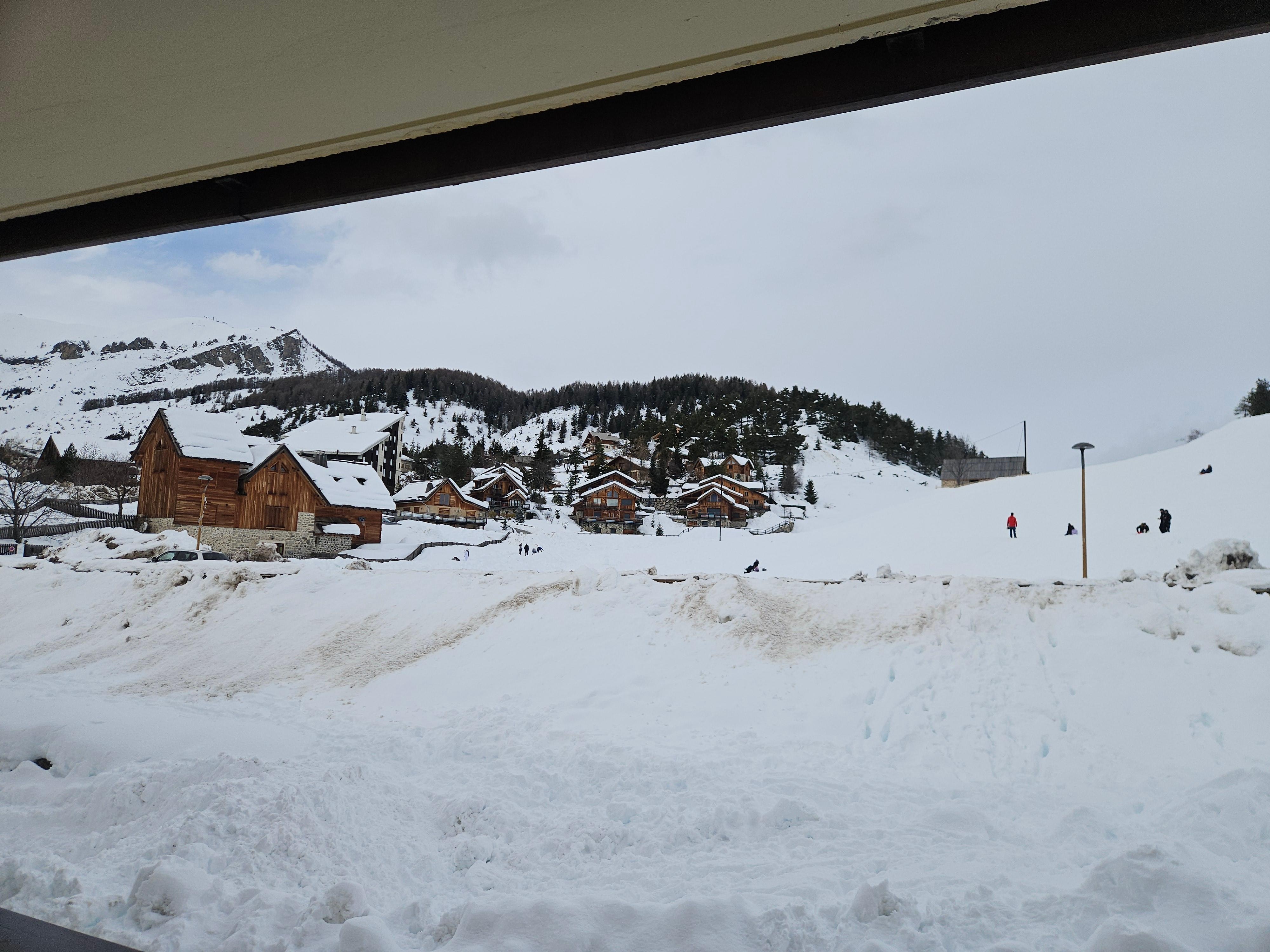 Vu de l'appartement piste qui arrive juste derrière la residence et piste de luge