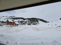Vu de l'appartement piste qui arrive juste derrière la residence et piste de luge