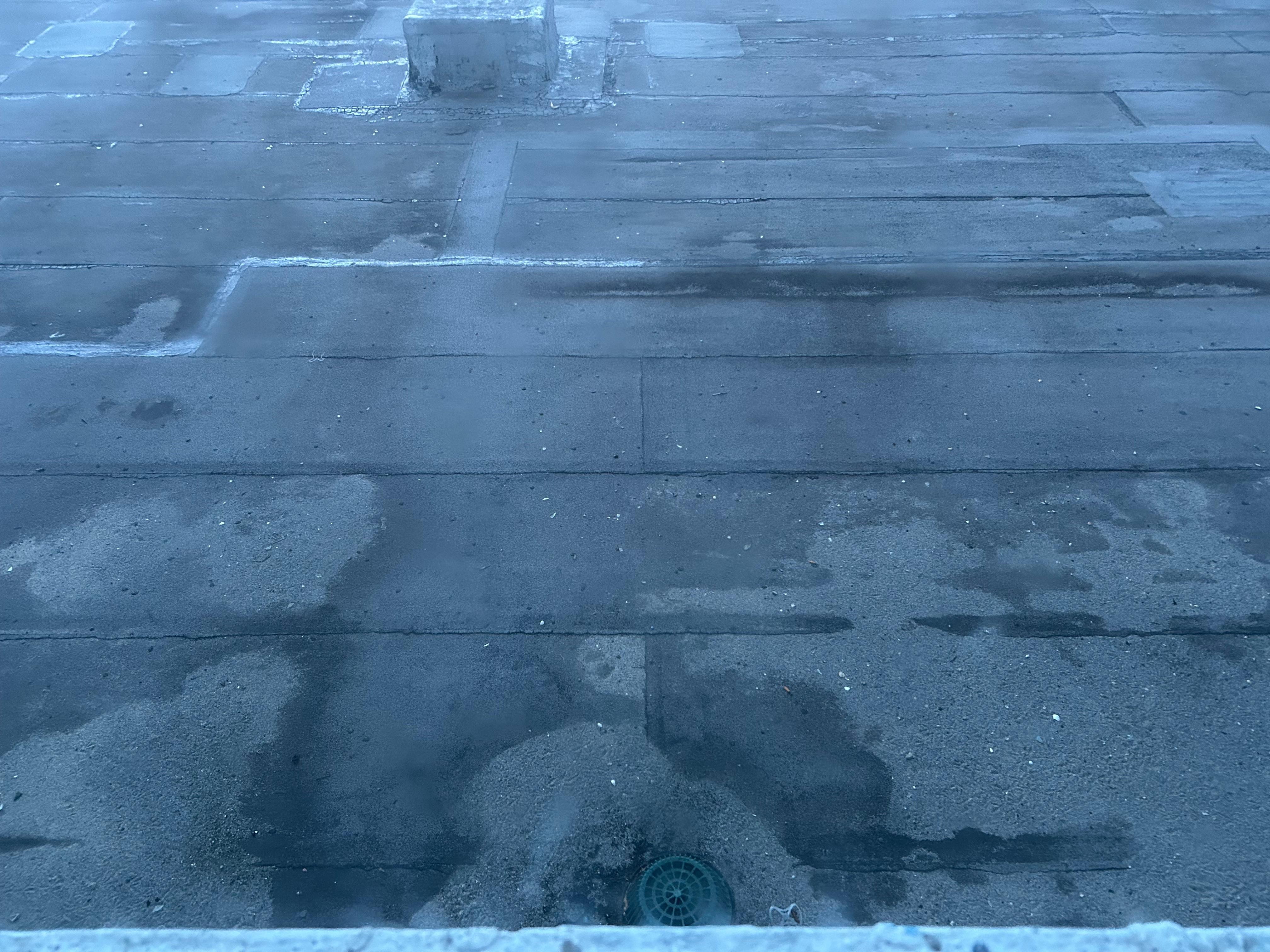 Restroom vents just below the room windows=public restroom smell at all times inside the room