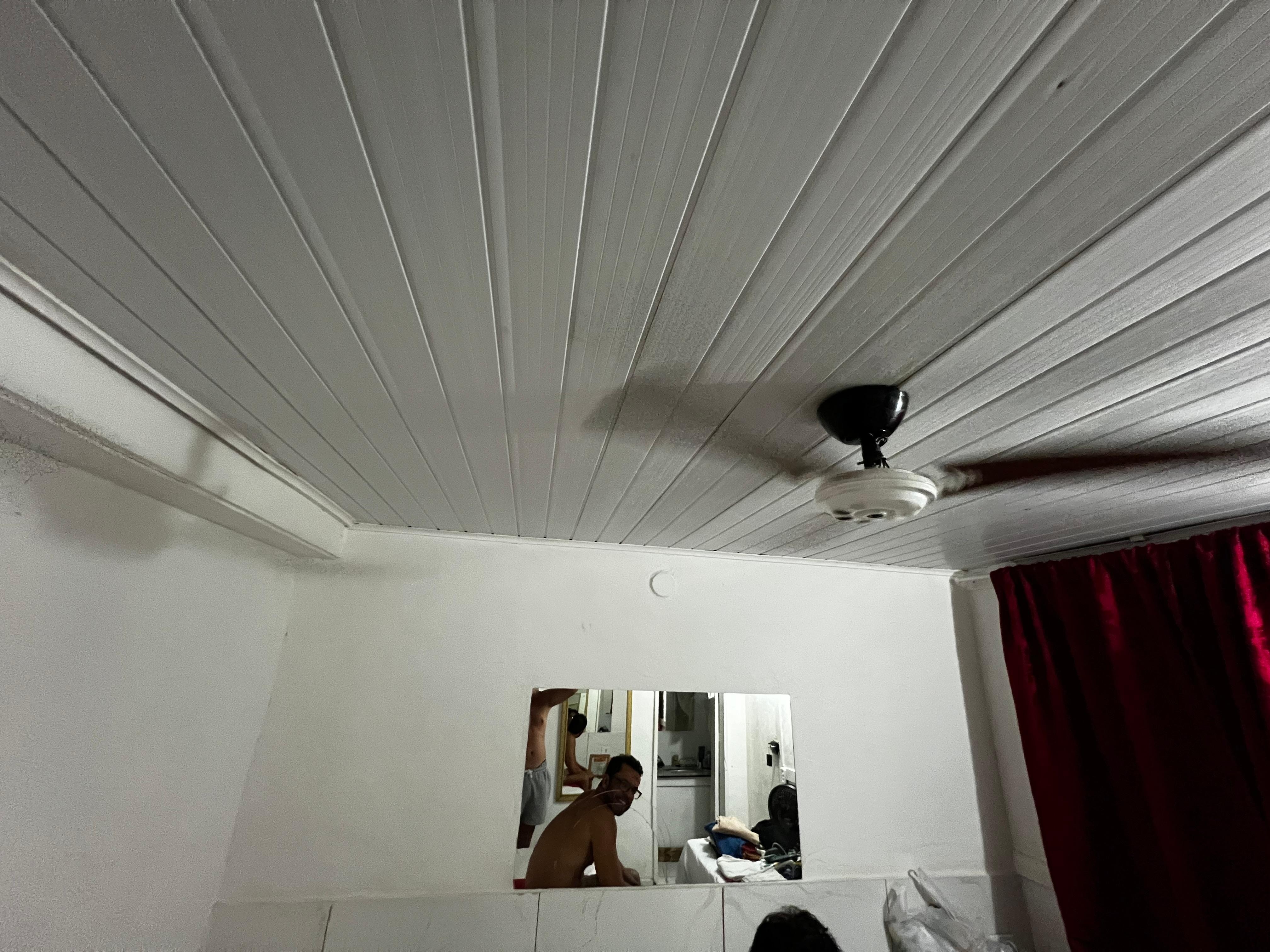 Teto baixo menos de 2 metros. Ventilador quebrado. E mesmo se funcionasse bateria na cabeça ao levantar da cama. 