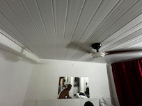Teto baixo menos de 2 metros. Ventilador quebrado. E mesmo se funcionasse bateria na cabeça ao levantar da cama.