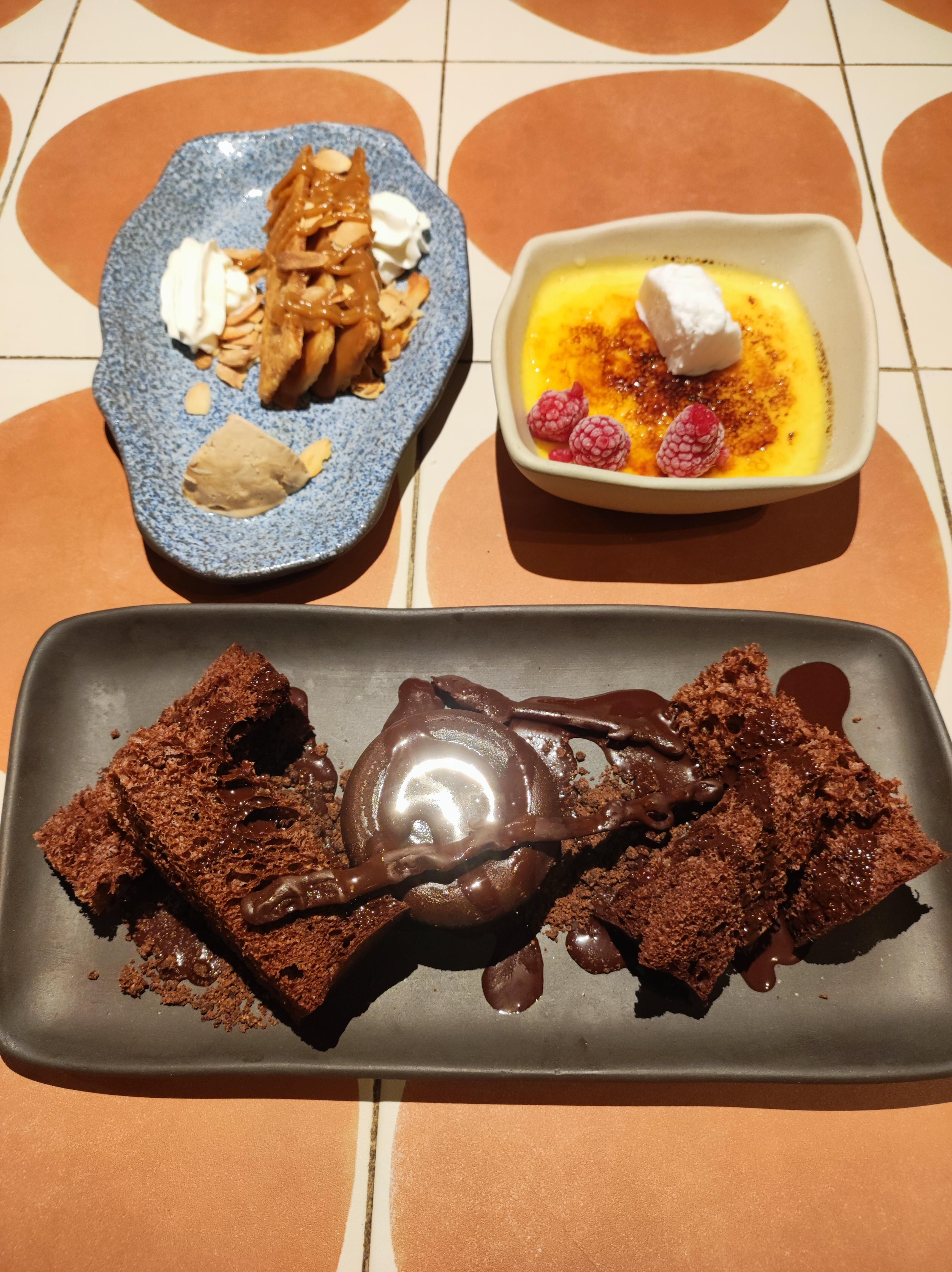 In due abbiamo preso tre dolci, tutti eccellenti. 
Panchineta con caramello salato, crema catalana con gelato di mango e lamponi, ossessione per il cioccolato 