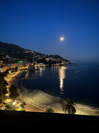 Bar terraza del hotel con vista a Rapallo
