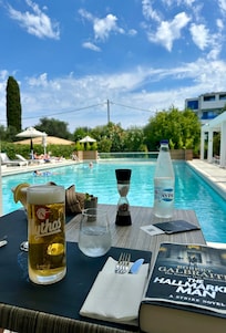 Pool bar