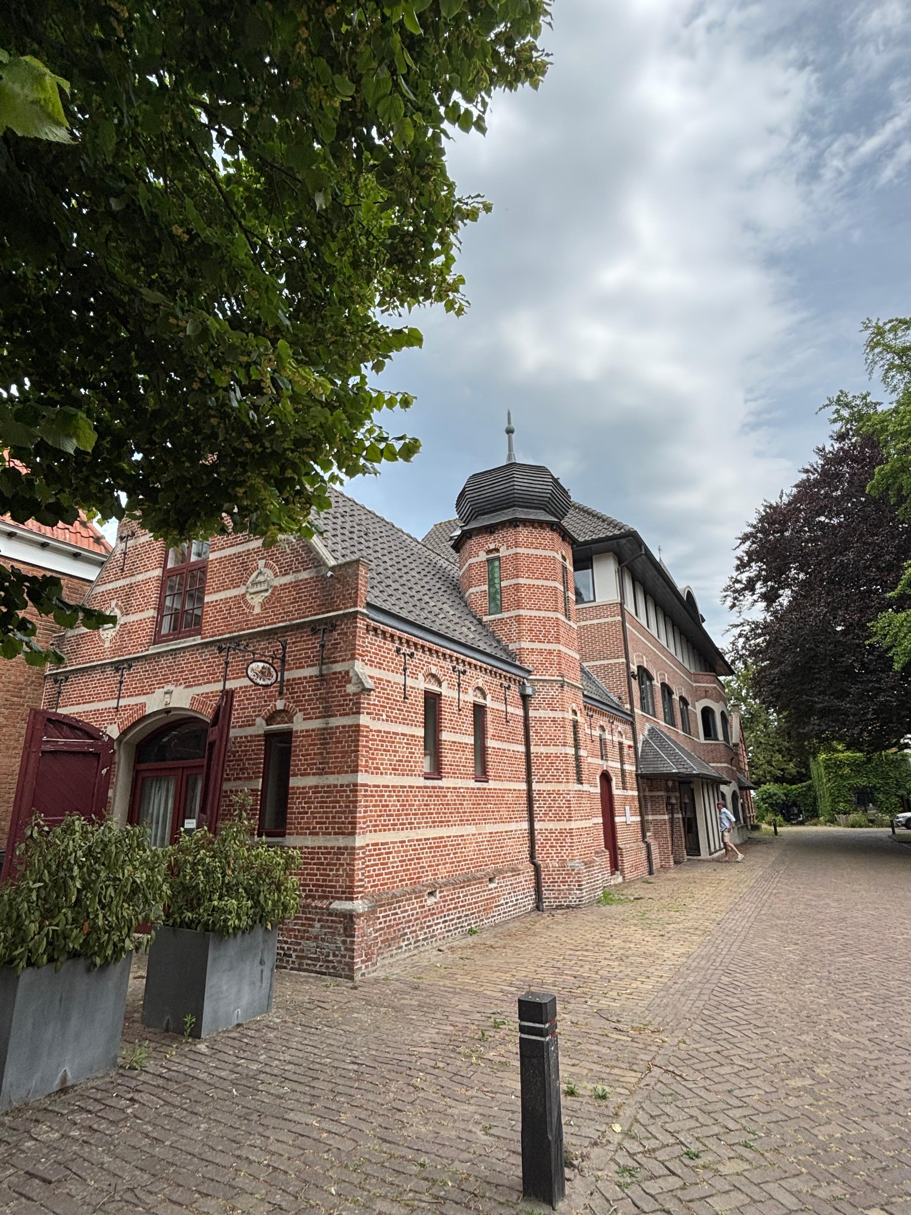 monumentaal pand in dorp