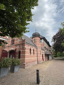 monumentaal pand in dorp
