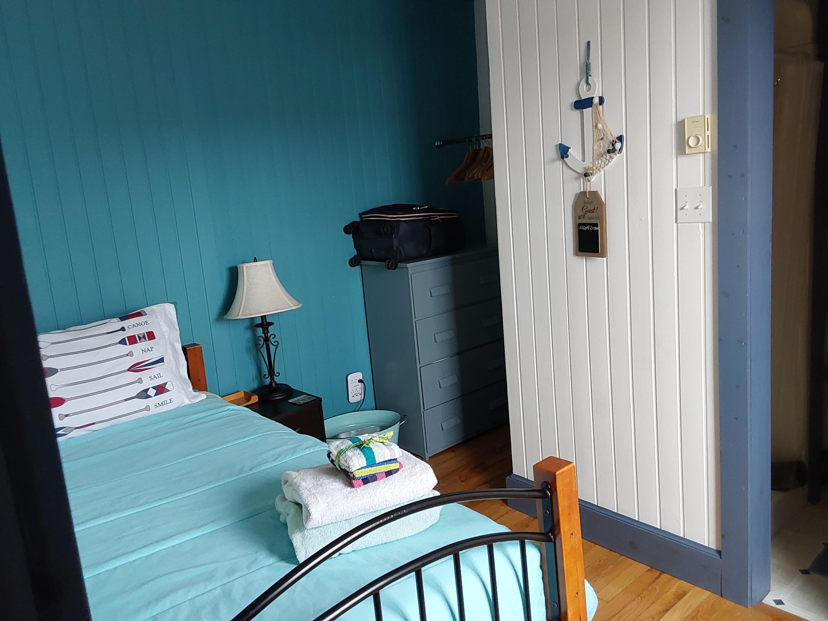 Cute bedroom and coMfy bed