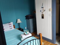 Cute bedroom and coMfy bed