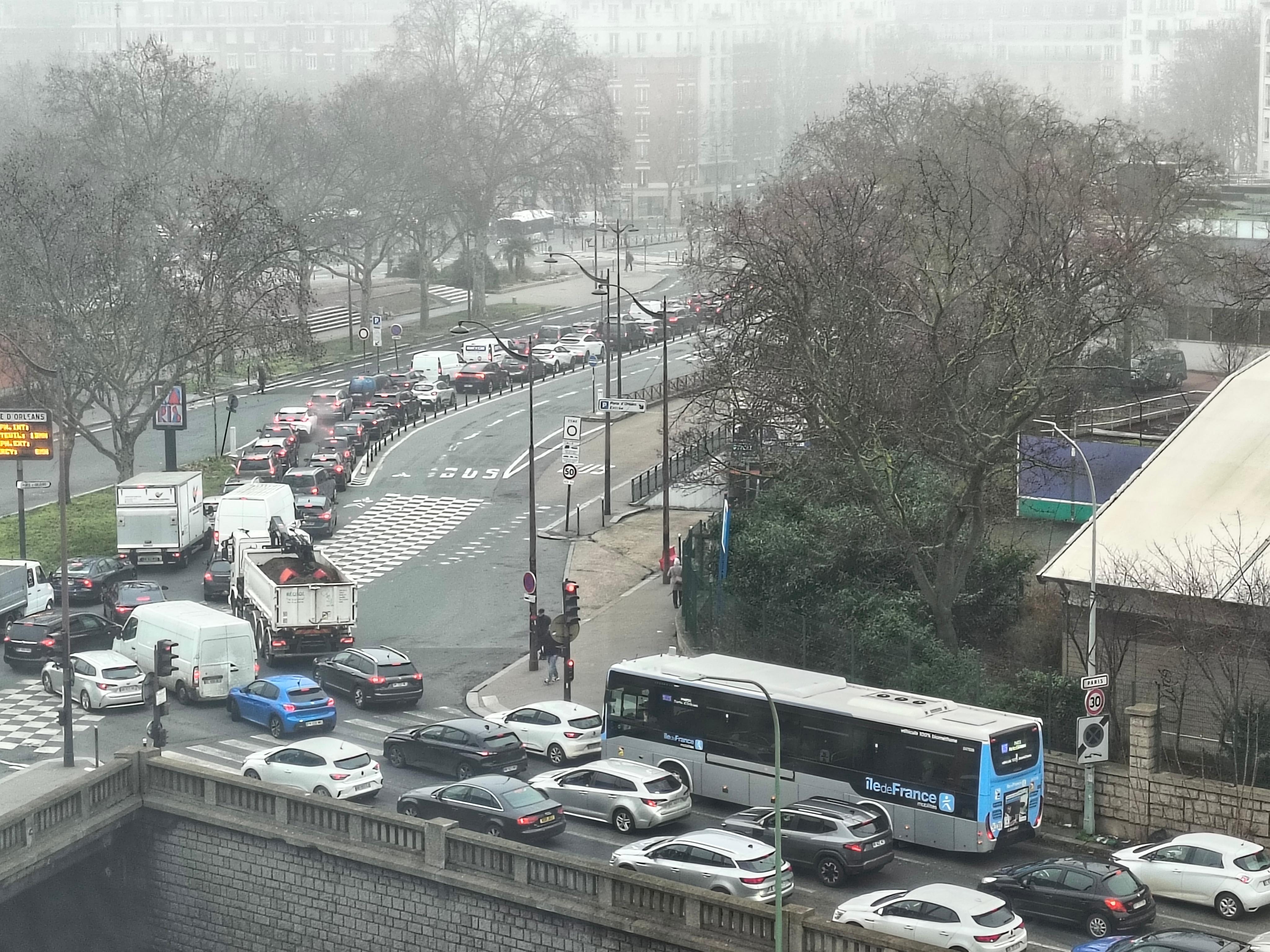 パリっ子の運転は、見ていてヒヤヒヤするほどです。交差点はカオス気味。