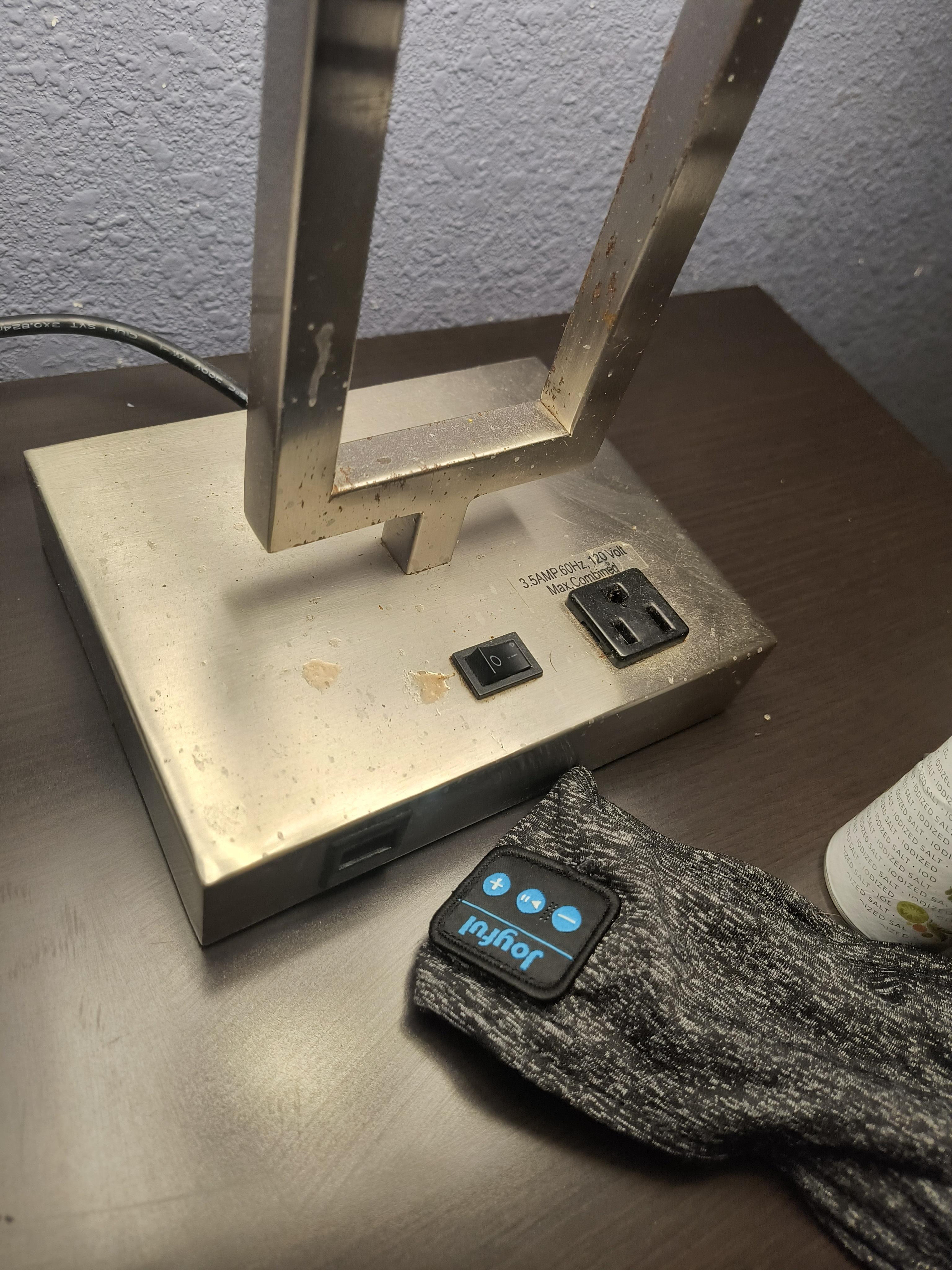 sticky soda (?) residue on the lamps - all the sockets were incredibly loose and made the lights flicker