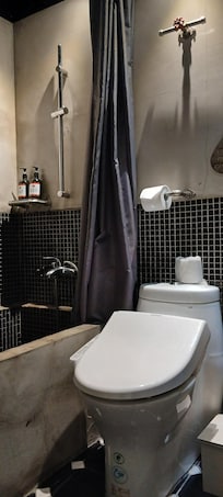 バスルーム。シャワートイレはPanasonic。