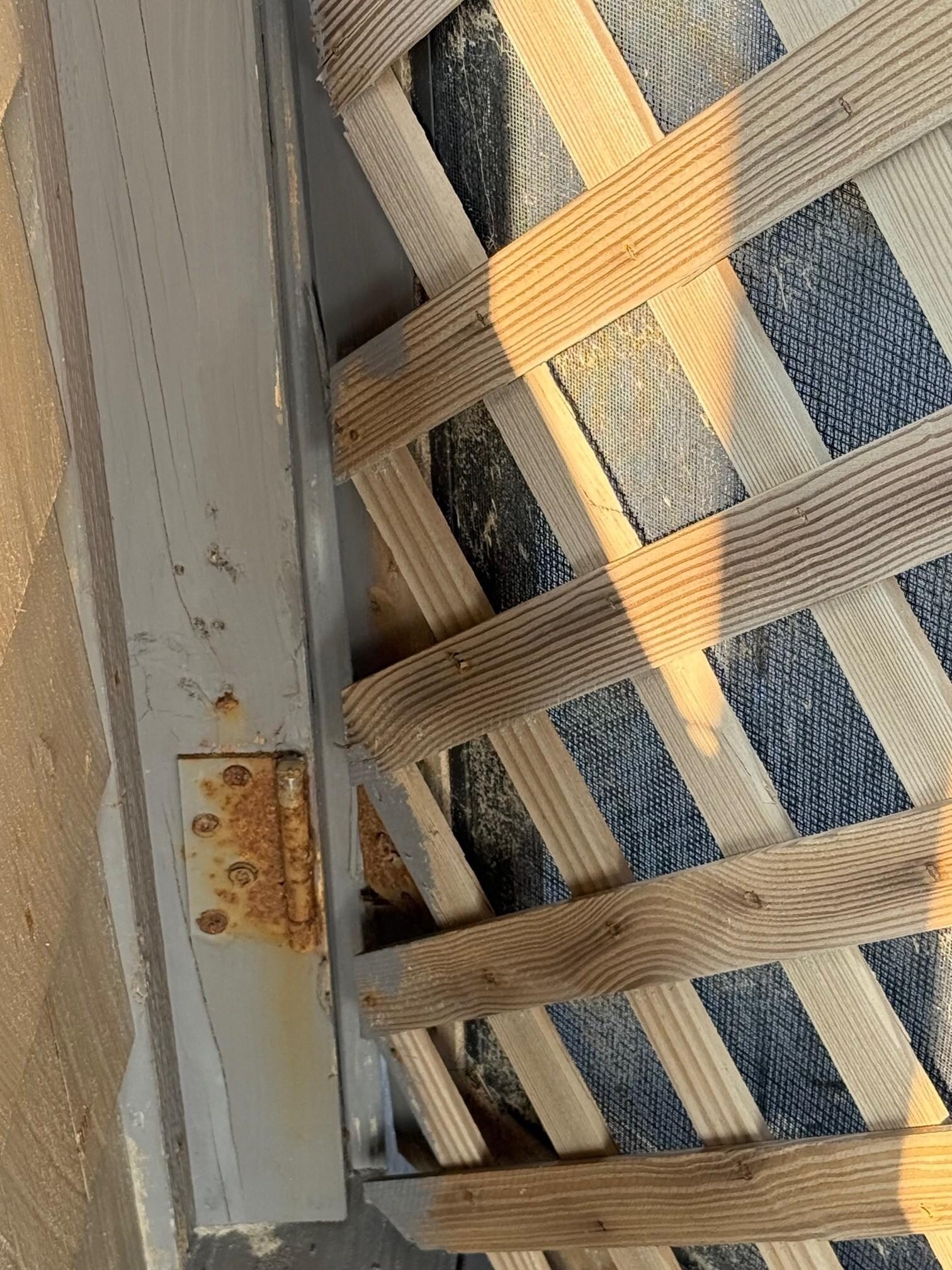 door to "screened-in" sun deck with broken hinge. 