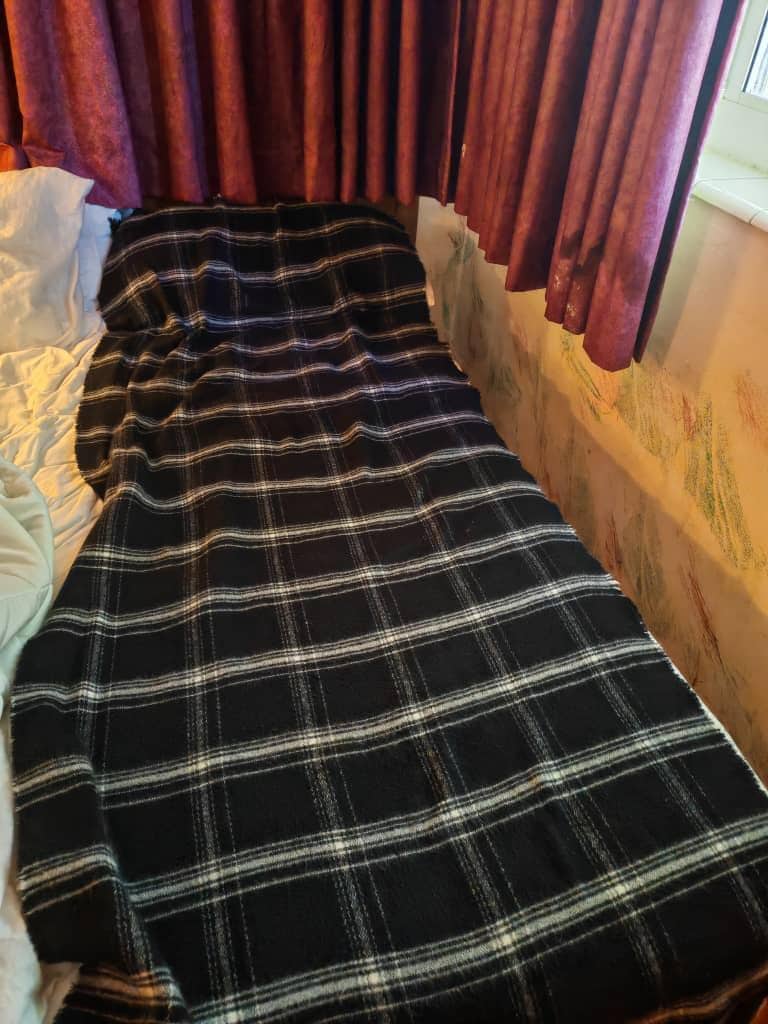 Je ne pouvais pas dormir sur les draps donc j ai mis mon écharpe, les rideaux sales.